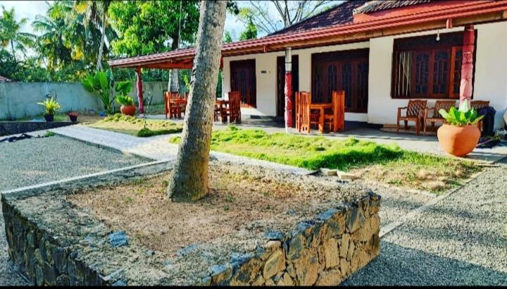 דיקוולה Tharurashmi Sea Pond Villa & Surf Hostel - Hiriketiya מראה חיצוני תמונה